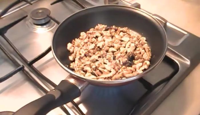 Retira las nueces del fuego y déjalas enfriar.