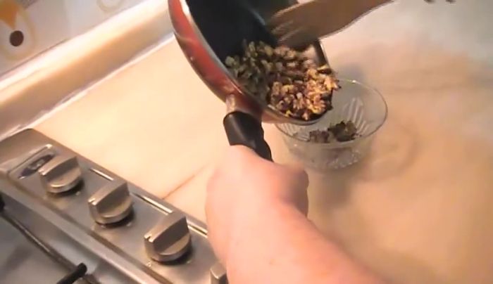 Añade las nueces enfriadas al cuenco con la lechuga.