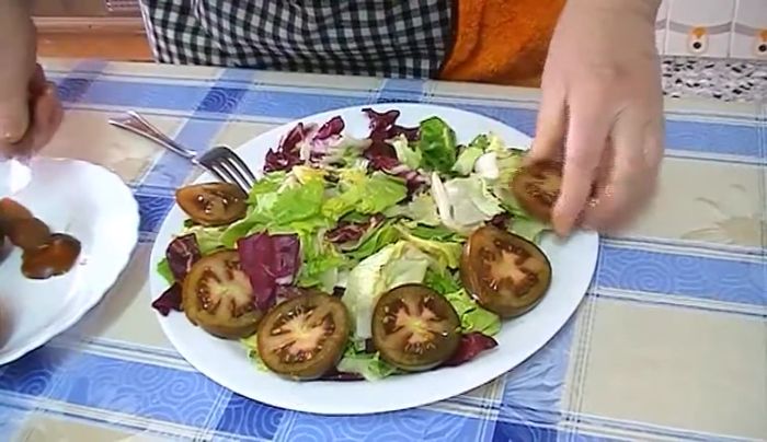 Añade los tomates a la ensalada. Puedes salpimentarlos al gusto.