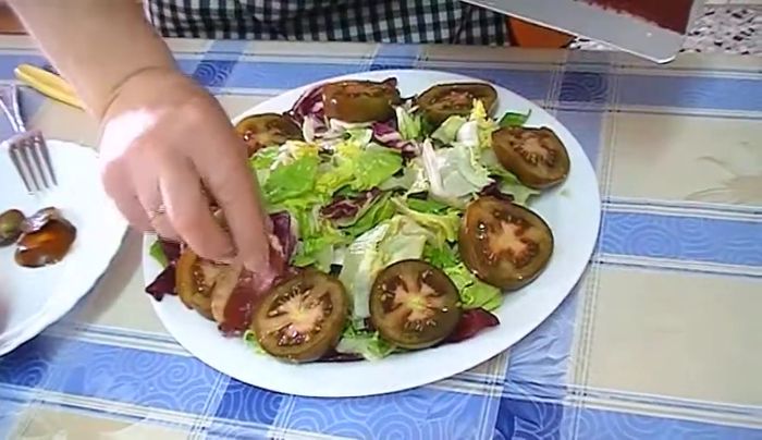 Agrega los jamoncitos de pato a la ensalada. Puedes colocarlos alrededor o en el centro.