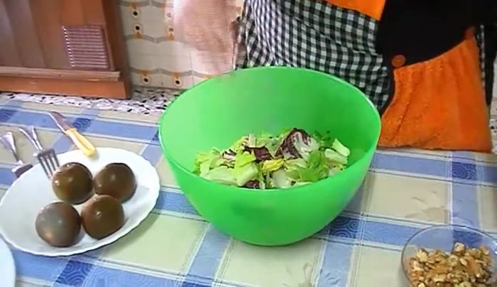 En un cuenco, añade la sal a la lechuga variada.
