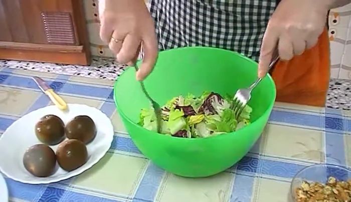 Mezcla bien la lechuga con la sal.