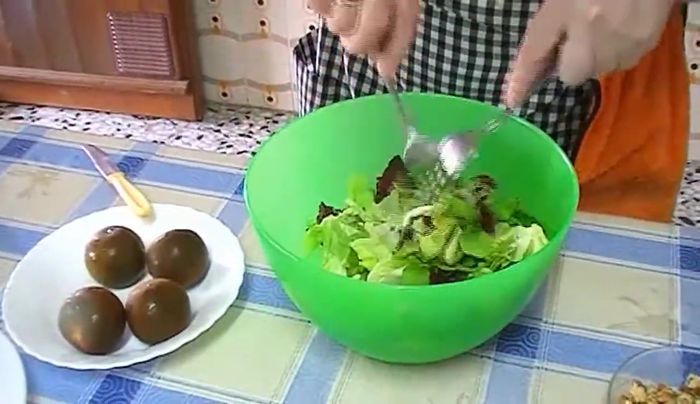 Coloca la lechuga en una fuente.