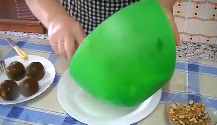 Calienta las nueces en una sartén sin aceite hasta que estén ligeramente doradas. Remueve constantemente.