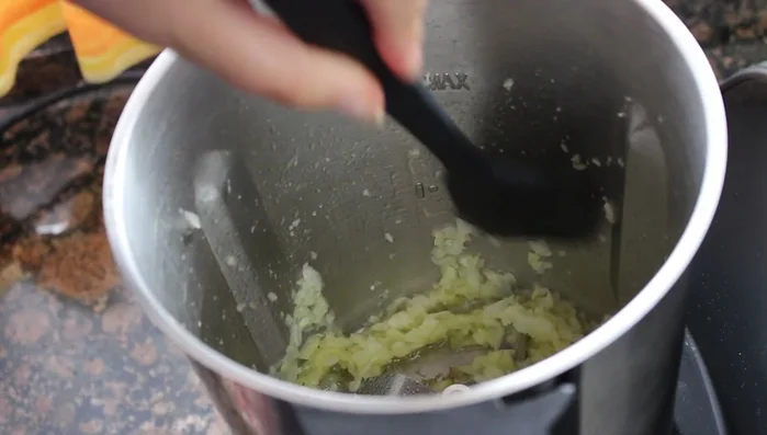 Bajar los restos de cebolla a la base del vaso. Añadir el bacon, el vino blanco. Cocinar sin cubilete: 3 minutos, velocidad 1, temperatura 120 grados, potencia calorífica al 5.