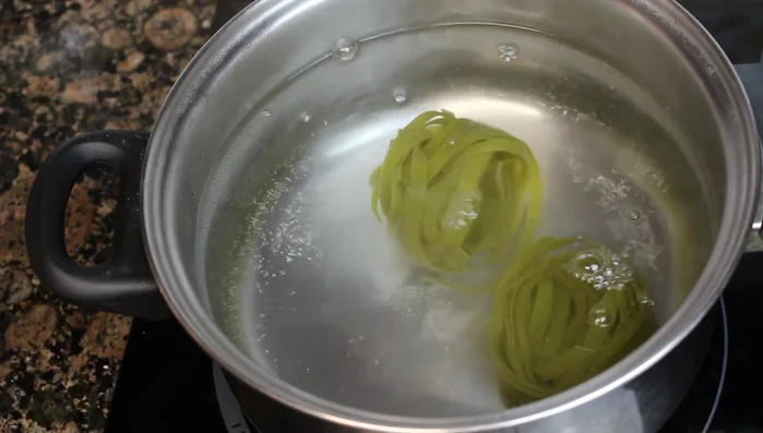 Cocer los tallarines en una olla con abundante agua salada.