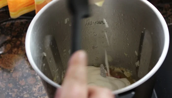 Añadir el queso azul, la nata, sal, pimienta y orégano a la Mambo. Cocinar: 15 minutos, velocidad 1, temperatura 90 grados, potencia calorífica al 5.