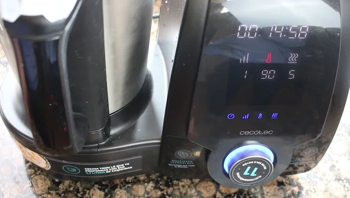 Escurrir los tallarines y servirlos en platos. Repartir la salsa por encima.