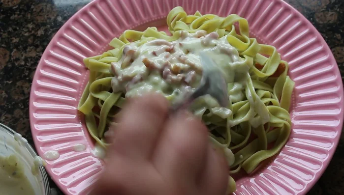 Decorar con queso en polvo y orégano (opcional).