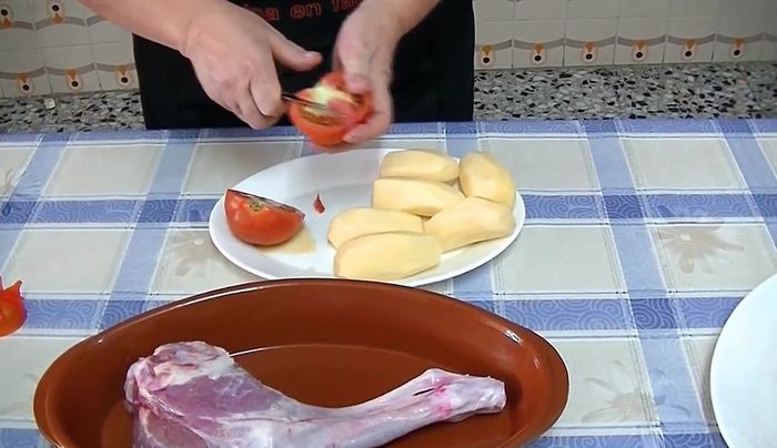Colocar el tomate en rodajas alrededor de la pierna.