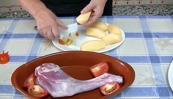 Cortar las patatas por la mitad y sazonarlas con sal.