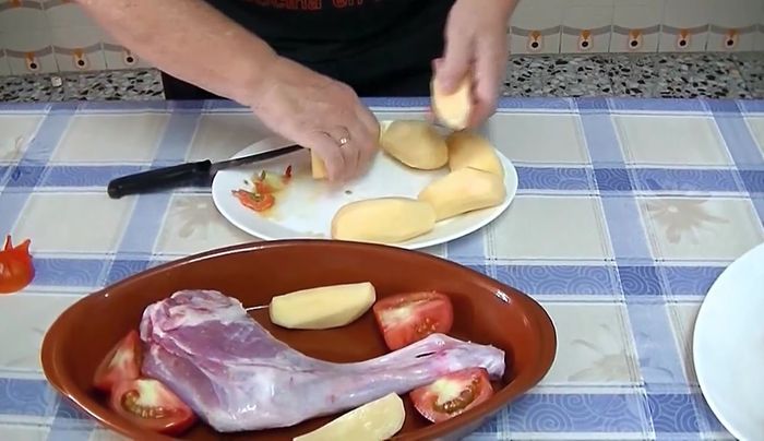 Añadir las patatas alrededor de la pierna.