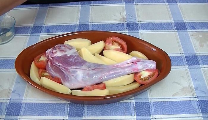 Verter el vino blanco en la base del recipiente.