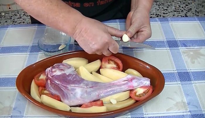 Agregar los ajos (enteros o ligeramente machacados), tomillo y piñones.