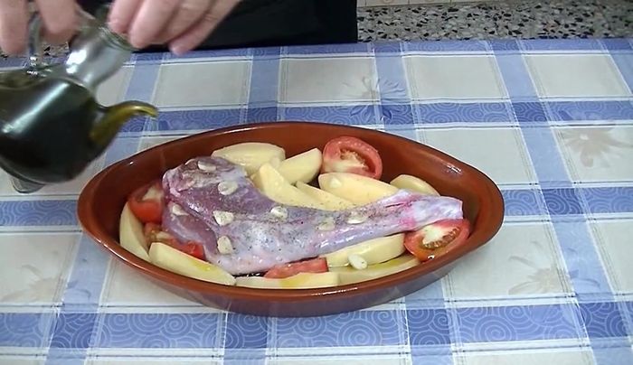 Rociar con aceite de oliva virgen extra.