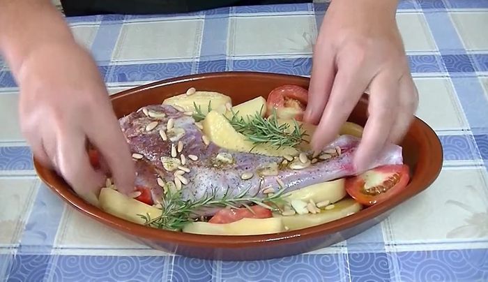 Introducir en el horno (opcionalmente cubrir con papel de aluminio durante la primera hora para evitar que se reseque).