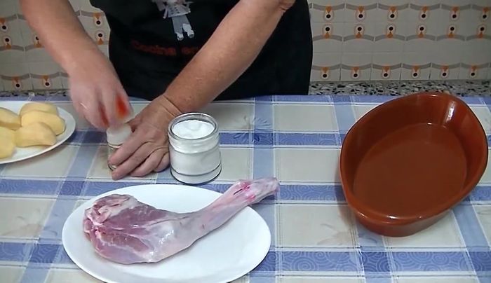 Sazonar la pierna de cabrito con sal y pimienta.