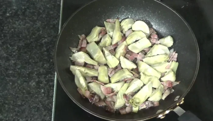 Cocinar a fuego medio durante unos 5 minutos, hasta que la parte inferior esté cuajada.