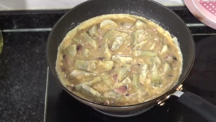Dar la vuelta a la tortilla con ayuda de un plato o espátula. Cocinar otros 5 minutos aproximadamente.