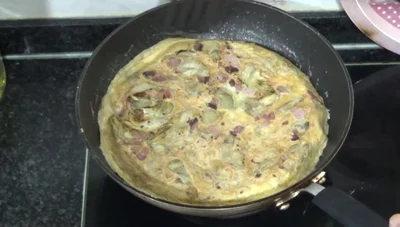 Tortilla de Alcachofas con Panceta: Receta Fácil y Deliciosa