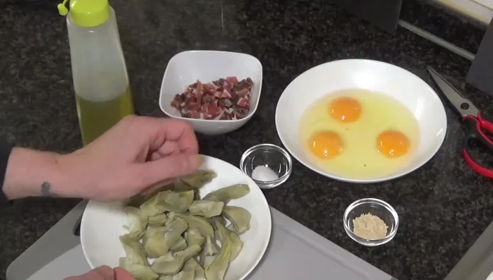Cortar la panceta en trocitos pequeños.