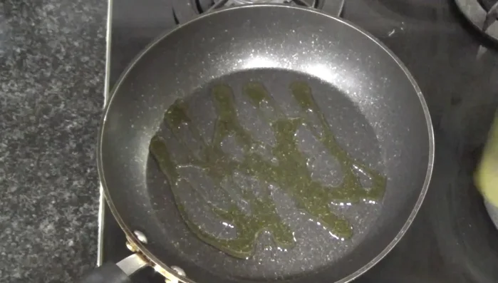 En una sartén caliente con aceite, freír la panceta hasta que esté dorada.