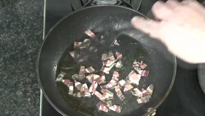 Añadir las alcachofas a la sartén y cocinar hasta que cambien de color.