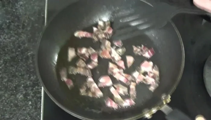 En un bol, batir los huevos con la sal y el ajo en polvo.