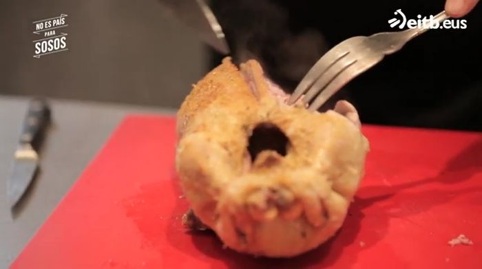 Introduce el pato al horno a una temperatura baja para que se cocine lentamente hasta que esté rosado.