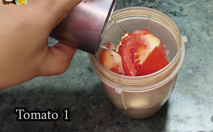 Hacer una pasta con los frutos secos asados y los tomates picados.
