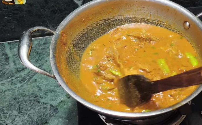 Tapar y cocinar a fuego lento hasta que el cordero esté cocido al 50%. Revisar a mitad de cocción para evitar que se queme.