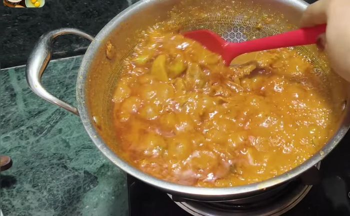 Añadir la pasta de masala y cocinar a fuego medio hasta que se mezcle bien.