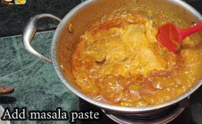 Seguir cocinando a fuego medio hasta que el masala se tueste y suelte aceite.