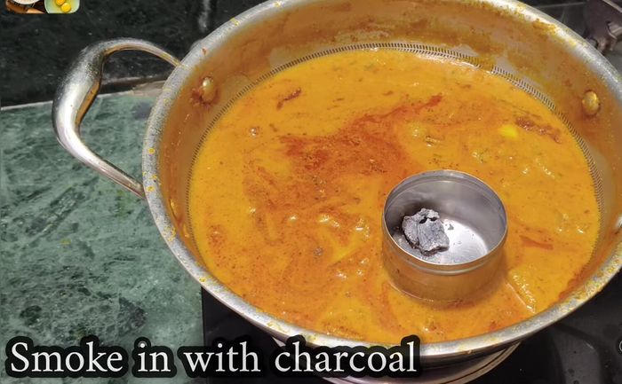 Para ahumar (opcional): Calentar carbón con aceite y colocarlo debajo de la sartén tapada.