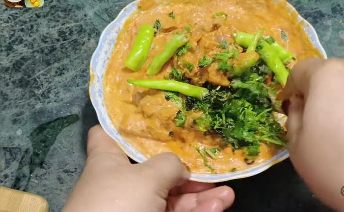 Añadir cilantro y menta. Marinar durante al menos una hora.