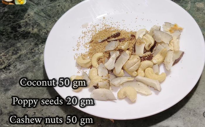 Asar a fuego lento la copra seca, semillas de amapola y anacardos hasta que estén aromáticos.