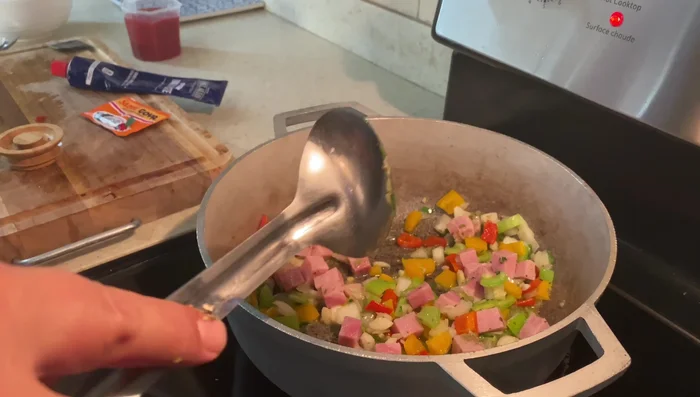 Incorporar los calamares y cocinar hasta que estén ligeramente dorados.