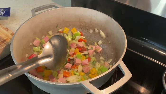 Agregar el cubito de caldo con sabor a camarón.