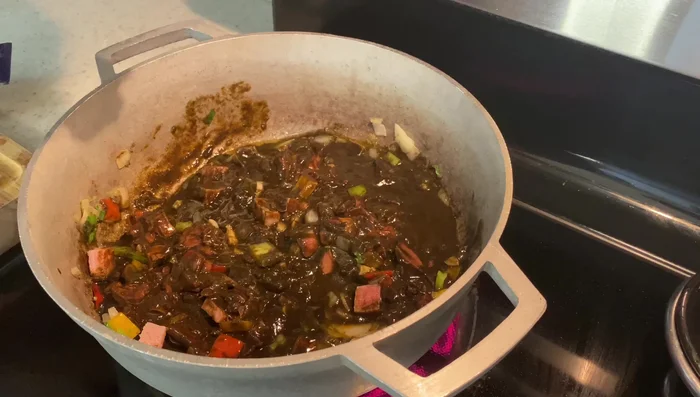 Añadir la salsa de tomate, la pasta de tomate y la tinta negra de calamar.