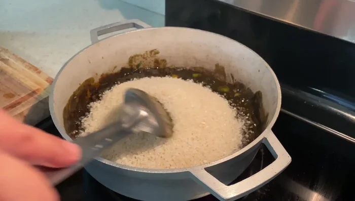 Agregar el arroz y mezclar bien con los demás ingredientes.