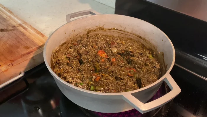 Verter agua hasta cubrir el arroz por media pulgada.