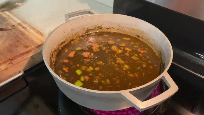 Tapar el caldero y cocinar a fuego medio hasta que el agua se evapore y el arroz esté cocido (aproximadamente 12-20 minutos).