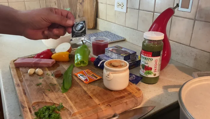 Picar finamente el ajo, la cebolla, el pimiento verde y los pimientos dulces.