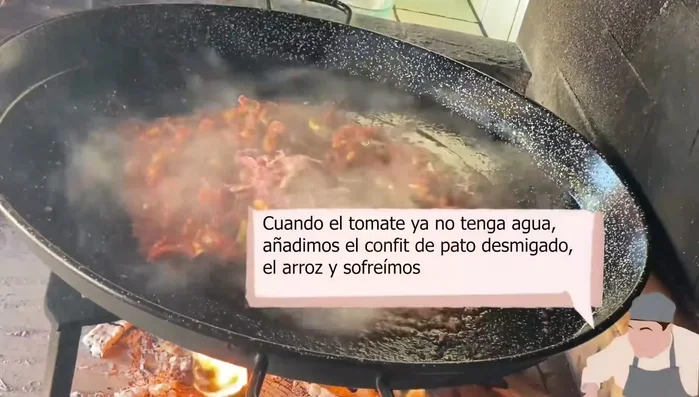 Cuando el tomate esté sin agua, incorporar el confit de pato desmigado, el arroz y sofreír todo bien.