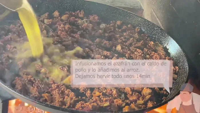 En un recipiente aparte, mezclar el azafrán con el caldo de pollo. Añadirlo al arroz y dejar hervir unos 14 minutos.