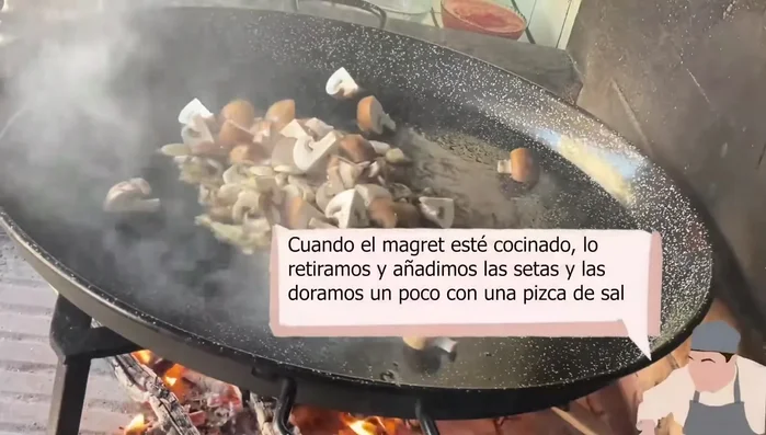 Retirar el magret y añadir las setas con una pizca de sal, dorándolas.