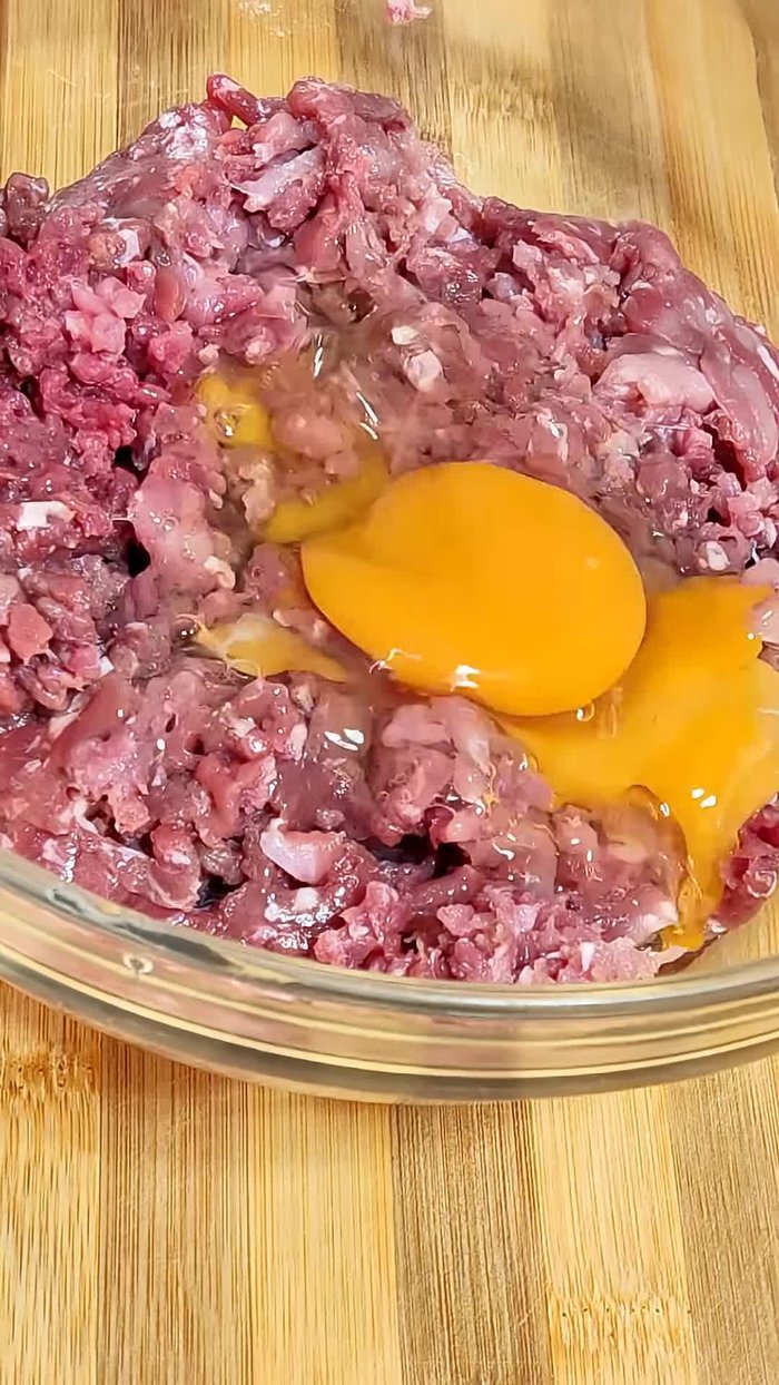 Preparar la carne a tu gusto. Mezclar la carne con los ingredientes.