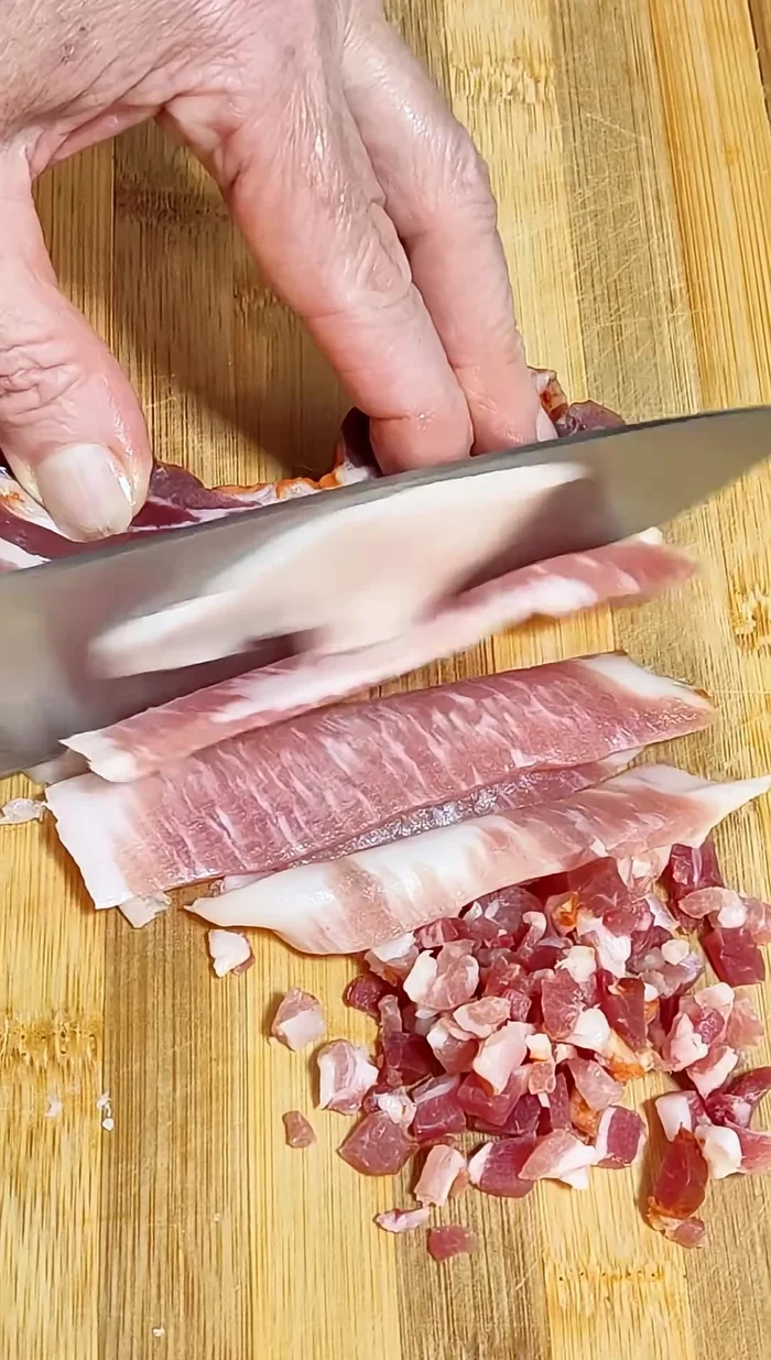 A una parte, añadir la panceta adobada picada finamente, un huevo más y 15 ml de coñac. Mezclar bien hasta obtener la textura deseada.