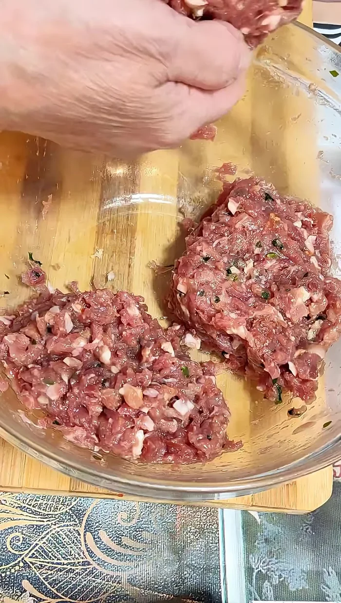 Formar las hamburguesas.