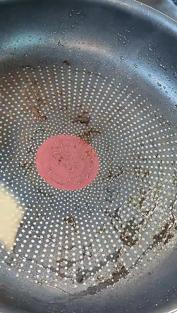 Untar la sartén plancha con un poco de grasa de panceta y cocinar las hamburguesas al punto deseado. Añadir una loncha de queso de cabra a algunas.